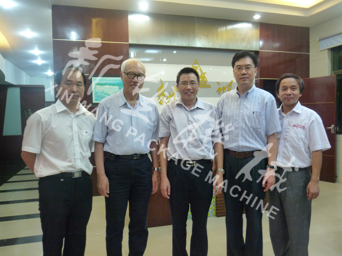 中國(guó)工程院院士段正澄、中國(guó)工程院院士、華中科技大學(xué)黨委書(shū)記邵新宇、廣東省智能機(jī)器人研究院院長(zhǎng)張國(guó)軍一行蒞臨新望公司考察指導(dǎo)