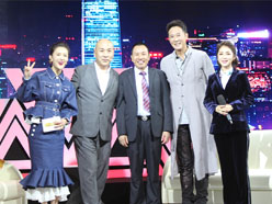 新望董事長(zhǎng)羅永輝與著名歌星劉尊老師、汪正正老師、郭津彤老師、主持人雅琪在北京電視臺(tái)錄制節(jié)目現(xiàn)場(chǎng)親切合影